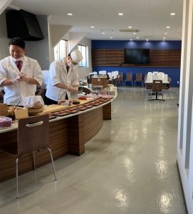 寿司職人が社員食堂でお寿司を握っている所