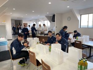 笑顔で食事をする社員たち