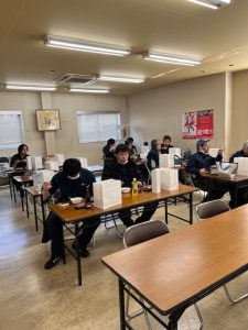 社員の食事風景①