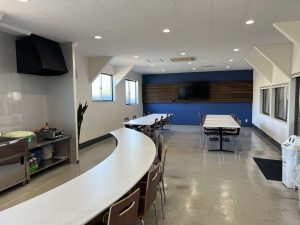 幕張工場食堂(青と白が基調)