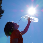 熱中症対策　水分補給　夏　熱い